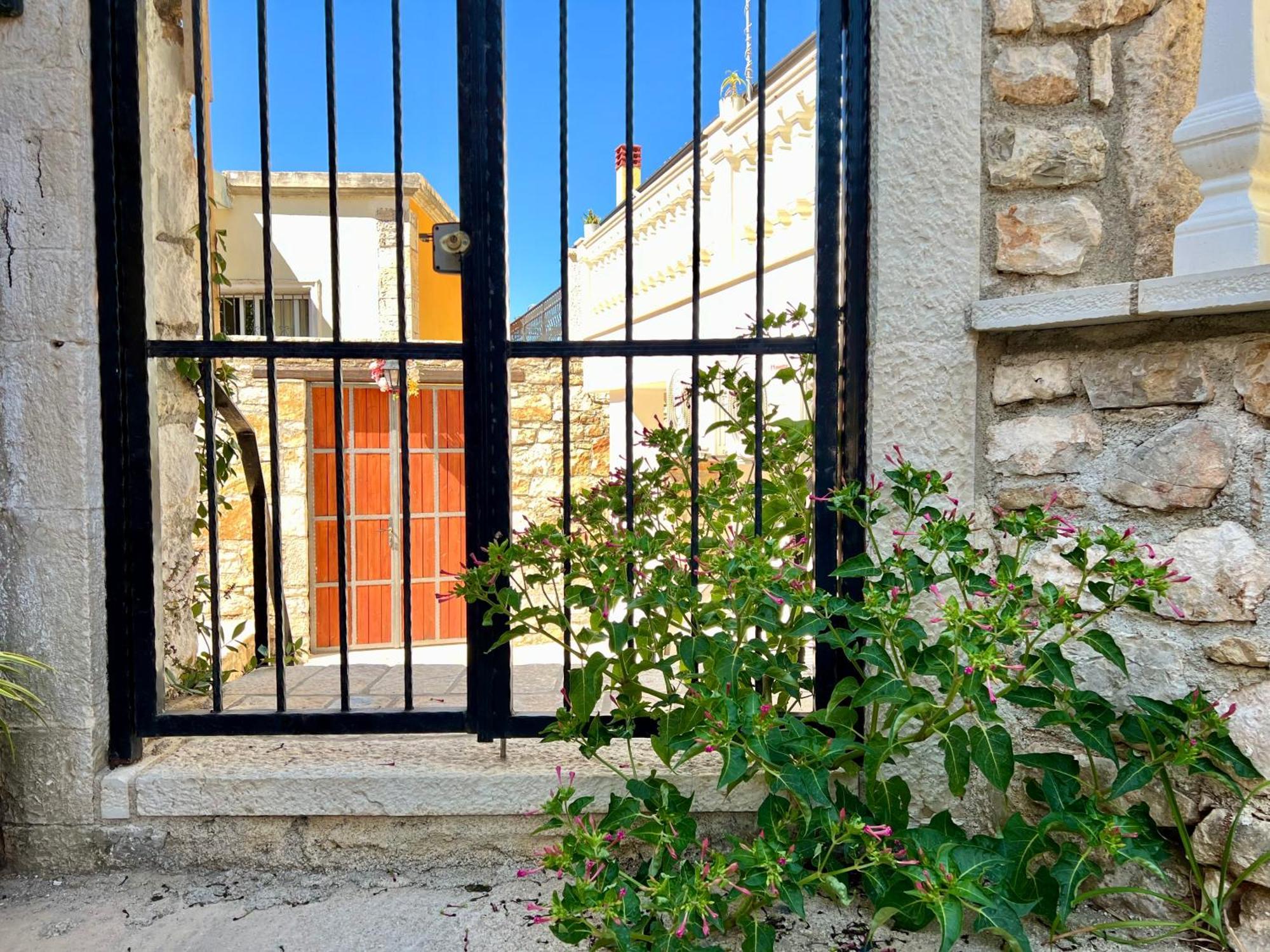 Guesthouse Near The Castle Of Himare Exterior photo